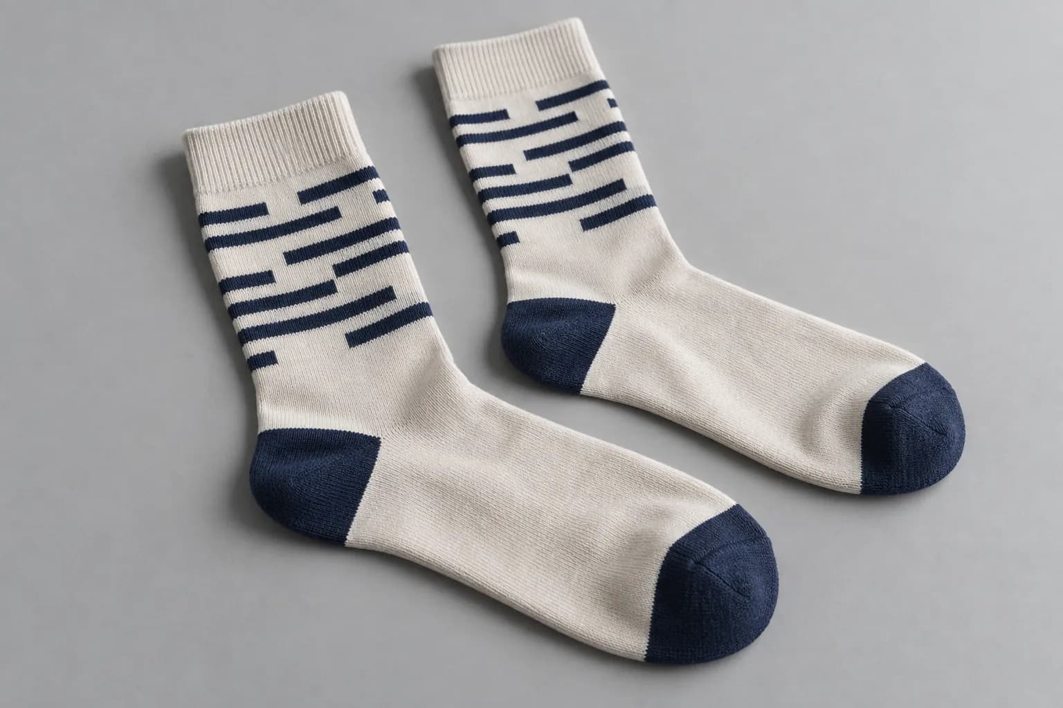 Concept illustratif de chaussettes crème avec motifs géométriques, talons et pointes bleu marine